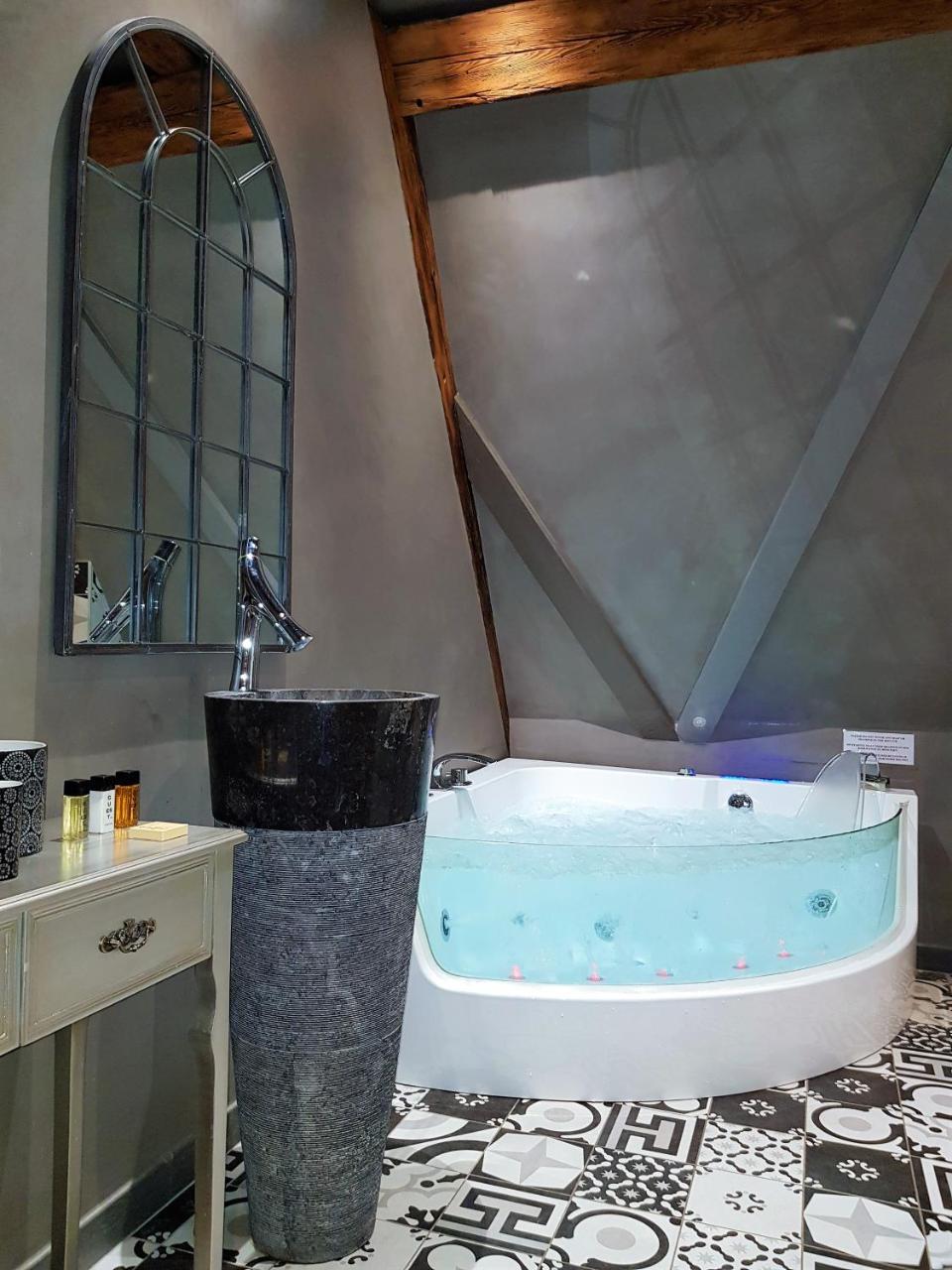 Le 1615 - Luxe Et Spa Кольмар Экстерьер фото