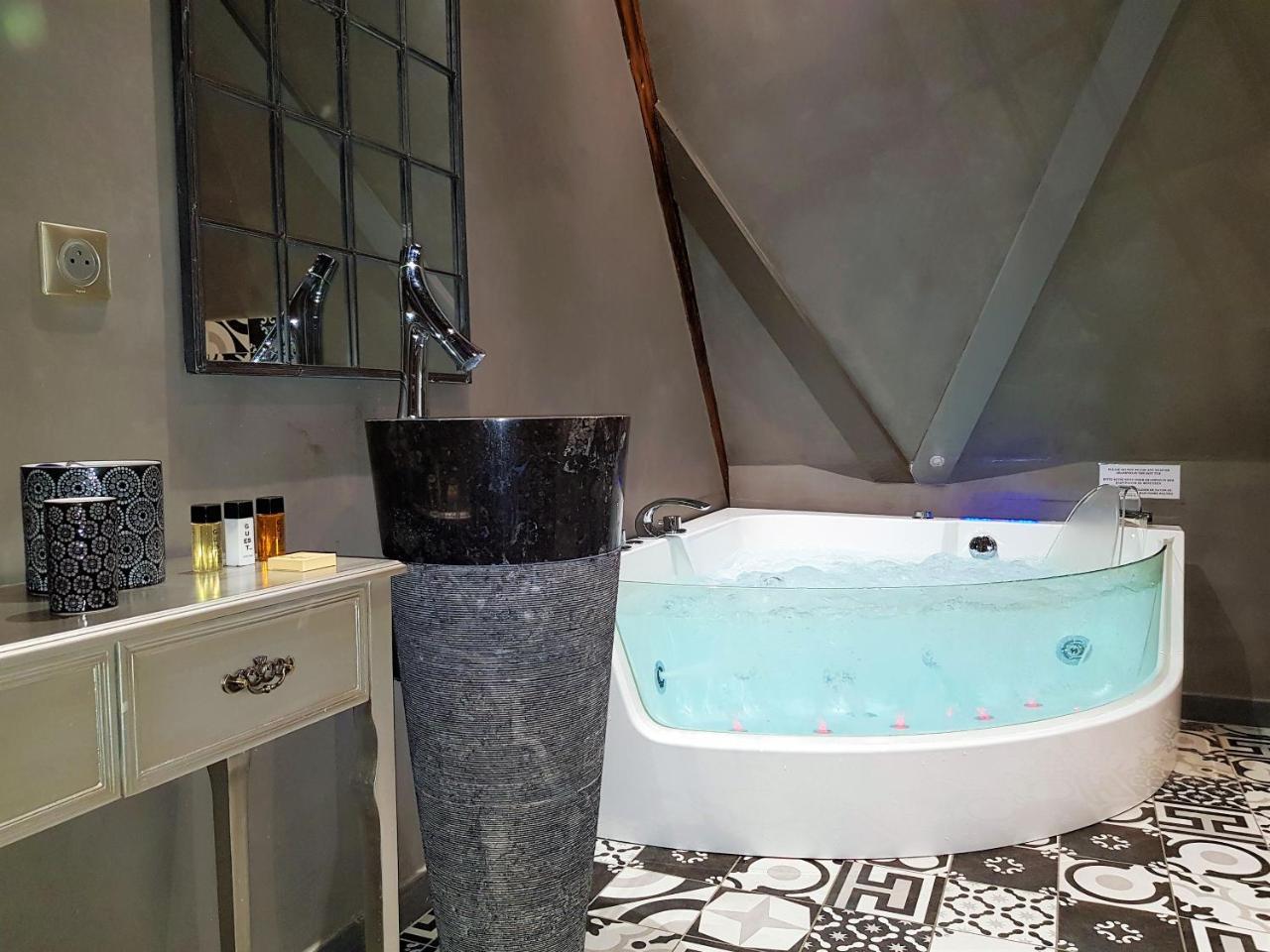 Le 1615 - Luxe Et Spa Кольмар Экстерьер фото