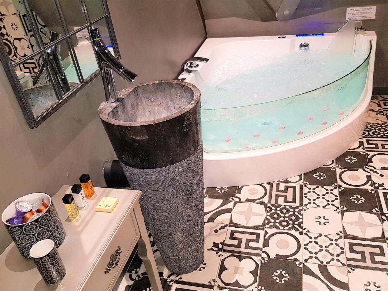 Le 1615 - Luxe Et Spa Кольмар Экстерьер фото